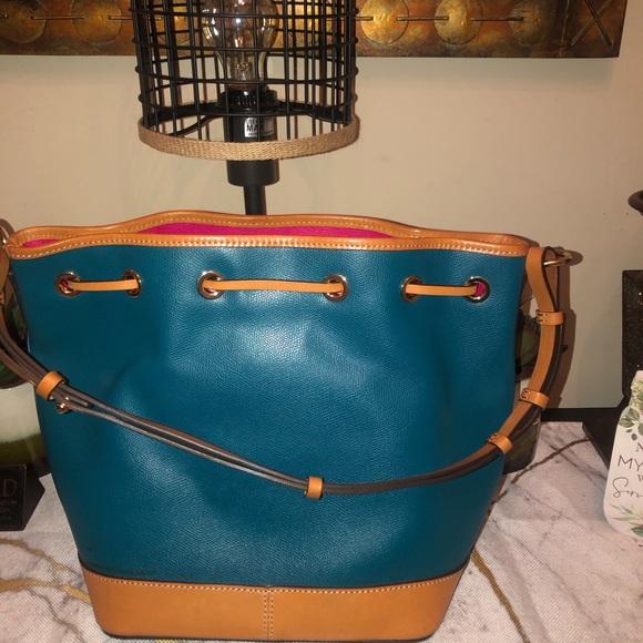 Hand bag, bucket style, draw string, turquoise, colorful inside, feet on bottom - Picture 5 of 11